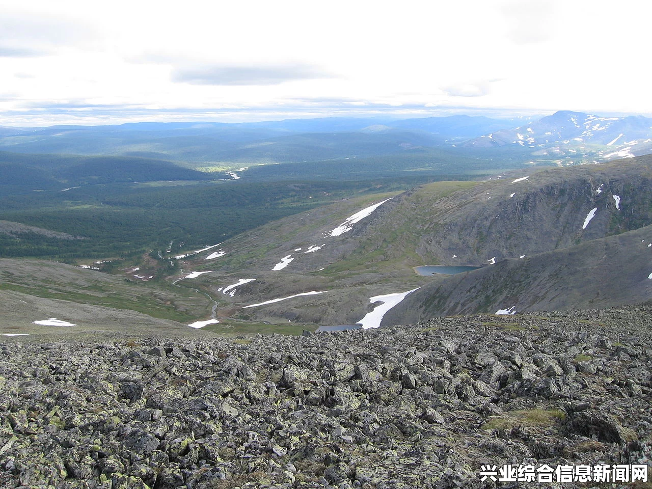 乌拉尔山的壮丽景色与丰富体验，背景、图文评测及游玩体验探索